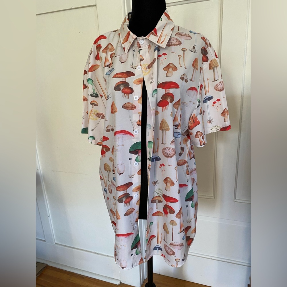 3 for 15$! Mushroom Print Button Down Short Sleeve Shirt. Size M.